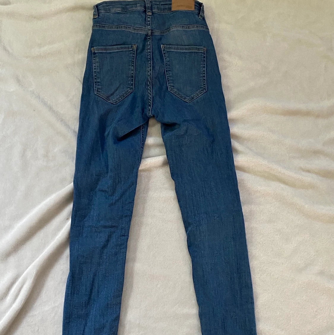 Blåa skinnyjeans från ginatricot  - 90