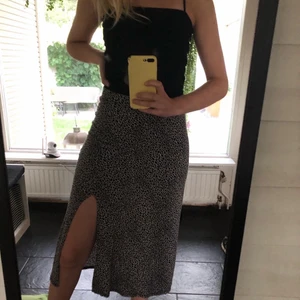 Prickig/leopardkjol - En leopard-inspirerar kjol från Gina tricot. Säljer pga glömmer bort att använda. Supermjukt och stretchigt material som sitter bekvämt. Står att den är en XS men passar lika bra på mig som vanligtvis är M. Köpare står för frakt men kan även mötas upp i Västerås!