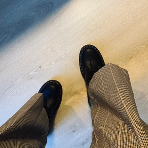 Vida Kostymbyxor gina tricot - De till synes perfekta kostymbyxorna som tyvärr var supersmå i storleken, och jag var för lat för att skicka tillbaks dem:( storlek 42 men är mer som 40/38, aldrig använda så superfint skick! Köpare står för frakt!