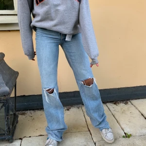 Zara jeans med hål - Säljer dessa skitcoola jeans ifrån Zara😍 helt oanvända med lappen kvar! Säljer då jag råkade beställa 2 par✌🏽 De är väldigt långa på mig som är 1.65 men eftersom det är rawcut går det att klippa av dem om man vill! Buda! 💙