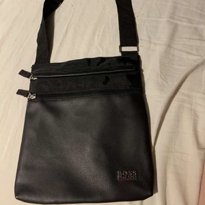 Hugo Boss väska - Hugo Boss väska i läder, bra skick. Skriv bud⚡️