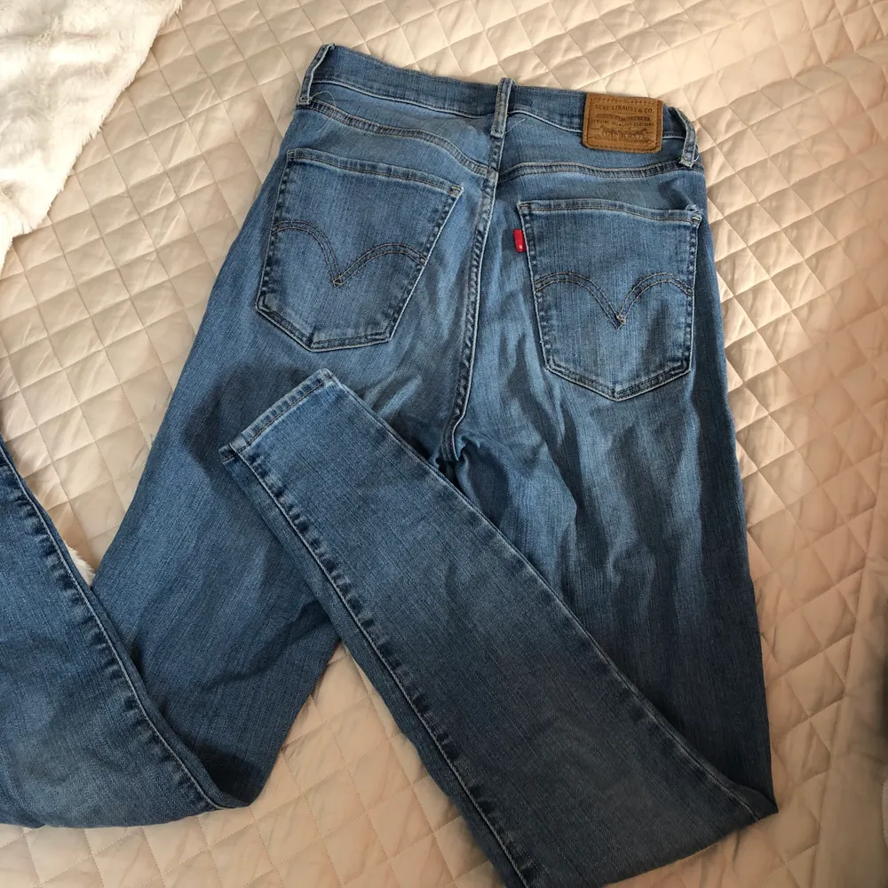 Levis Mile High Super Skinny jeans! Supersnygg blå färg💙 I strl 29. Nypris: 1199kr. Jeans & Byxor.