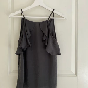 Grått finlinne - Grått linne med volang upptil.