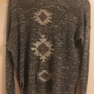 Säljer denna mysiga, tunt stickade tröja från Hollister i strl xs/s pga använder ej längre. Den är väl använd och säljer den därför för 40 kr (frakt tillkommer)