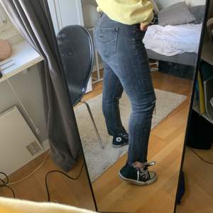 Sköna och snygga Jeans från crocker! Säljer dessa sjukt snygga jeans från crocker eftersom jag inte får användning för dom längre💞 Användes mycket för något år sen men sitter nu lite tajt på mig! Jättesnygga även i lösare fit!💜 möts i gbg eller frakt