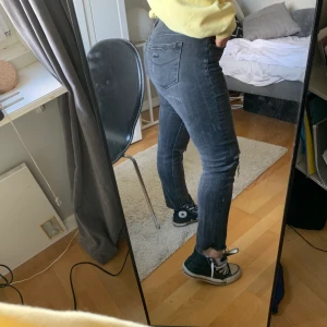 Crocker jeans - Sköna och snygga Jeans från crocker! Säljer dessa sjukt snygga jeans från crocker eftersom jag inte får användning för dom längre💞 Användes mycket för något år sen men sitter nu lite tajt på mig! Jättesnygga även i lösare fit!💜 möts i gbg eller frakt