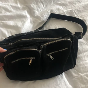 Väska - Likande väska som Nunoo fast en aning billigare! Finns gott om plats i det stora facket där det även finns ett litet fack med dragkedja samt ett öppet fack. Framtill finns det 4 rimliga fack som ni kan se på bilden! Väskan är i mocka!