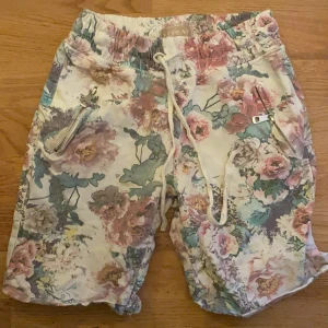 Blomm shorts  - Använda några gånger men i bra skick! Söta Blom detaljer och riktiga fickor ☺️