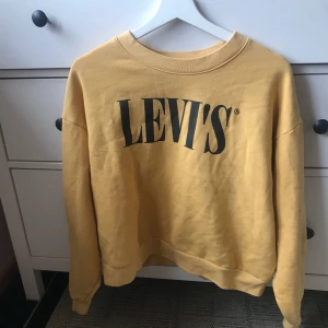 Levi’s  - Köpte storlek M så den skulle bli oversize så passar även S 