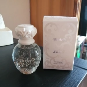 Kat von D parfym - Kat von D parfym Saint, 30 ml edp. Testad ett par gånger men är inte riktigt min stil på parfym. Priset är inkl frakt i postens påse. 