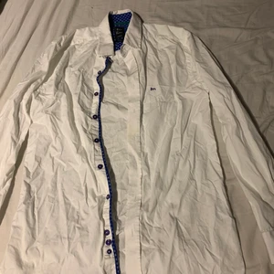 Vit skjorta  - Snygg vit skjorta med lite blått på insidan!