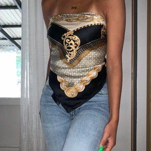 Scarf  - Super snygg scarf som kan användas som topp 😍  kan mötas i Helsingborg annars får köparen stå för frakten ❤️