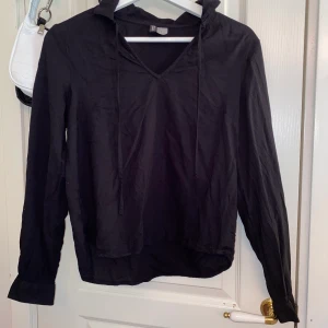 Blus - Svart blus🌸 passar 38