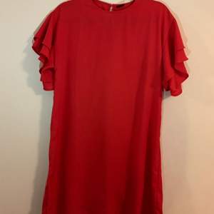 Fin röd klänning från Gina storlek 34