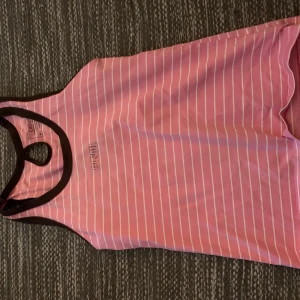 Rosa linne - As fint linne med bruna ”kanter”, likt träningstyg i materialet men funkar t vardags as bra😍 passad xs-m