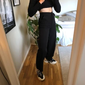 Wide leg flowy pants  - Säljer dessa långa kostymbyxor från NAKD. Storlek 34. Frakt på 56 kronor tillkommer. 