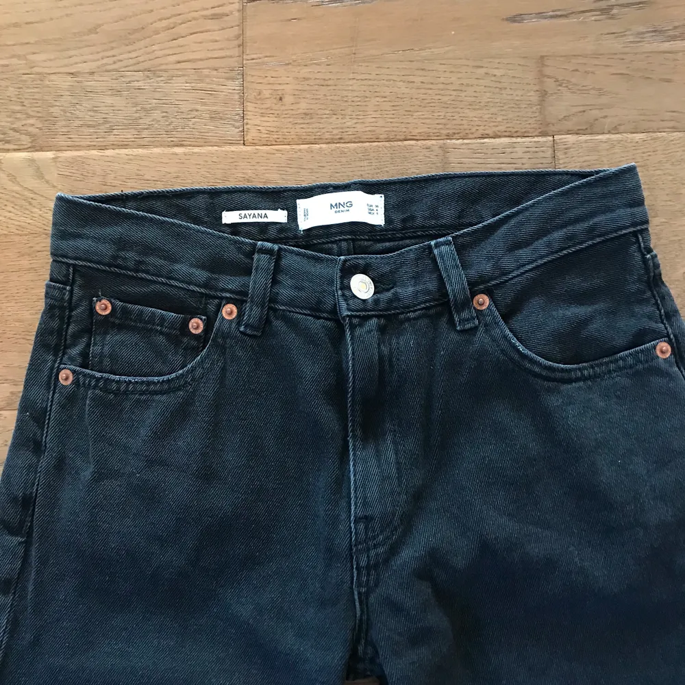 Svarta jeans från mango. Ankel låga. Storlek: 36, mer som 34. Aldrig använda. . Jeans & Byxor.