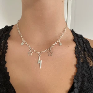 Halsband stjärnor  - Handgjort halsband!                                                               Kedjan är silverpläterad och priset är 90kr inkl frakt.                Följ @mina.smycken på instagram för mer!⚡️⚡️💓