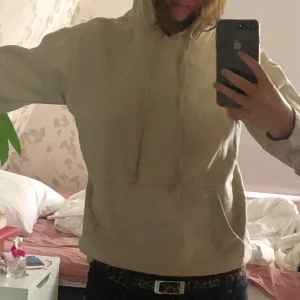 beige hoodie - Najs beige hoodie👍älskar vill inte sälja men...