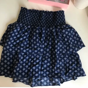 Söt kjol från H&M - En fin kjol från h&m som jag inte använder längre. Köparen står för frakt och priset kan såklart diskuteras. 