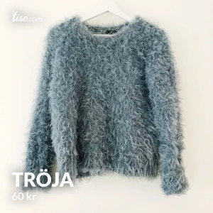 Fluffig tröja  - Fin fluffig tröja i storlek S, begagnat skick! Frakt på 44kr tillkommer 📦