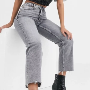 Zara mom jeans - As snygga gråa mom jeans från zara! Är lite kroppen som man ser på bilden men inget man tänker på! Väldigt populära och as fint skick💓