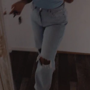 Gina tricot jeans -  Säljer dessa populära byxorna från Gina Tricot! Jag har vanligtvis 36/38 i jeans men fick gå upp till 40 då dessa är små i storleken! Passar mig som är 161 cm lång! Säljer för 600 med frakt. Inga bud!