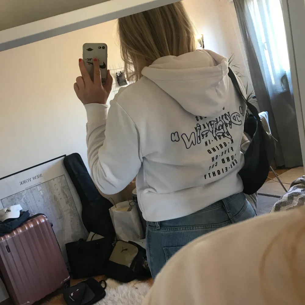 fin hoodie med tryck både bak och fram. fraktar gärna med köparen står för frakt🥰🦋✨. Hoodies.