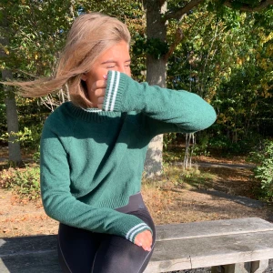 Stickad tröja från Hollister - En oerhört skön och grön stickad tröja med vita detaljer. Tröjan är i jättefint skick, kom med bud💚