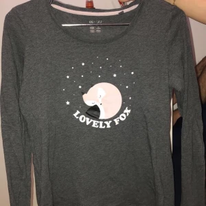 Tröja  - Köpt för 6 månader sen. Använd 1 gång. Frakten står ni för (63kr)