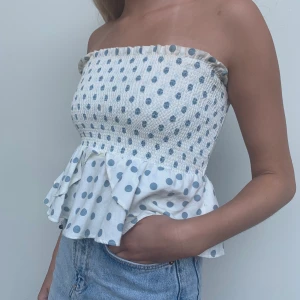 Söt topp från zara - Säljer nu en prickig topp ifrån zara i storlek S. Hör av er om ni undrar något eller vill ha fler bilder!