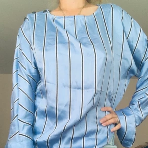 Atlas skjorta - Snygg oversize modell skjorta i Atlas med långa ärmar. Str. M.  Ljusblå randig.