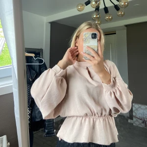 Rosa blus - Superfin rosa blus som är köpt på en butik i Tyskland som heter ”Stephan”. Blusen är i en onesize storlek som enligt mig passar både S/M, har S i vanliga fall. Jag kommer inte ihåg exakta priset men det var runt 400kr. Skriv vid frågor och funderingar❤️