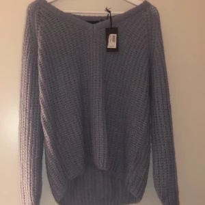 stickad tröja - säljer denna stickade v-ringade tröjan från lager 157. aldrig använd så lappen är kvar. säljer denna även i grått!!