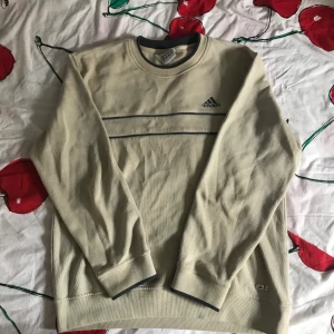 Retro Adidas tjocktröja storlek M/L - Adidas tjocktröja köpt secondhand i fint skick ✨ frakt 63kr eller så möts jag upp i slussen.