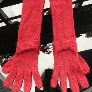 Vantar Rules by Mary - Oanvända vantar från Rules by Mary. 55% akryl 35% mohair och 10 % ull.