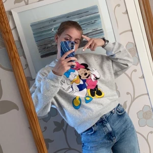 Disney tjocktröja :) - Söt crewneck från H&M med Mimmi och Kajsa på, fleece på insidan, lös och cropped! Sååå skön och oanvänd😍😍 frakt ingår