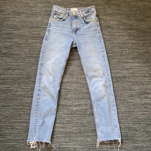 Högmidjade jeans - Bra skick, använda mycket, målade på baksidan på fickan, kommer från Zara