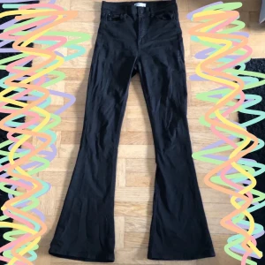 Svarta bootcut jeans - Säljer ett par jättefina svarta bootcut jeans från Gina tricot💕köpta för ca 1 år sen och har bara använts 3 gånger eftersom dom inte kommit till användning✨dom är i princip helt nya och har inte någon urtvättad färg🌸är 168 och dom är perfekt längd för mig