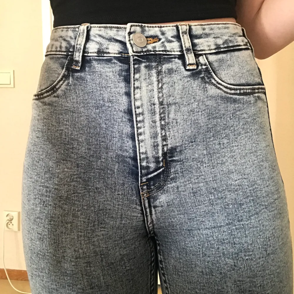  Säljer de här super snygga Acid washed skinny jeans från H&M använt dem en gång. Säljer dom  på grund av att jag inte gillar skinny jeans original pris 200. Fraktinkluderas.  . Jeans & Byxor.