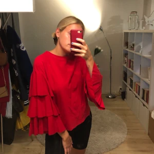 Röd tröja från H&M - Trendig tröja med vida armar från H&M i storlek 36. Väldigt sparsamt använd så i nyskick. Säljs pga flyttrensning. 😇😇