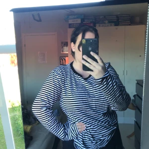 Lager 157 - Oversized randig tröja. Använd ca 1-2 gånger, strl XL