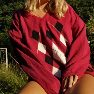 tröja!!  - skitsnygga långärmad som är oversized. Passar xs/s/m. V-ringad. Säljer då jag har en nästan likadan 😊 Om flera är intresserade blir det budning från 100 kr. 