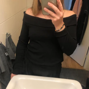 Offshoulder svart - En svart, långärmad off-shoulder tröja som passar fint till hösten. Frakten kostar 63kr🌻