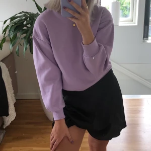 lila tröja ifrån Gina tricot!  - Säljer denna fina lila tröja ifrån Gina tricot! Använd ett fåtal gånger! Frakt 60:- ifall du inte kan mötas upp i Växjö! 