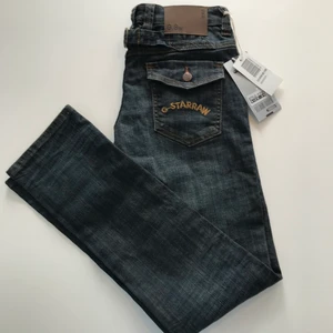 Gstar Jeans strl 29 eller S - Dessa byxor är lågmidjade så ni är informerade! Originalpriset är 1599kr. Aldrig använda. Super snygga detaljer och stretchiga! Ingen frakt om du inte själv erbjuder dig! Pris kan diskuteras!🥰🥰
