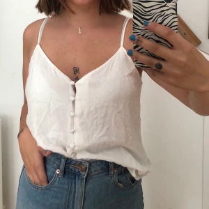 Vitt Linne m knappar🤍 - Simpelt vitt linne i skönt material!🤍