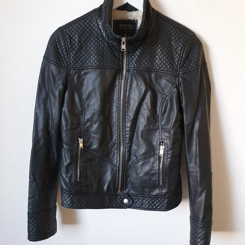Leather look black jacket from Bershka with fur isnside - size M. Jackor.