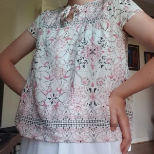 Mönstrad blus från OddMolly - Använd ett fåtal gånger och är i princip samma skick som när jag köpte den. Finns två små snören på blusen som man kan knyta.