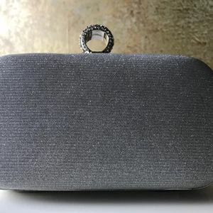 Aftonväska - Round clutch med silverdetaljer. Avtagbar axelrem i silverkedja. 